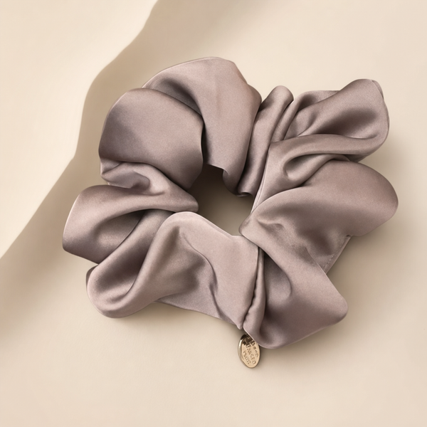 Satin Scrunchie Black von vefash – Scrunchies, Detailaufnahme 2