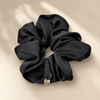 Satin Scrunchie Black von vefash – Scrunchies, Seitenansicht 4