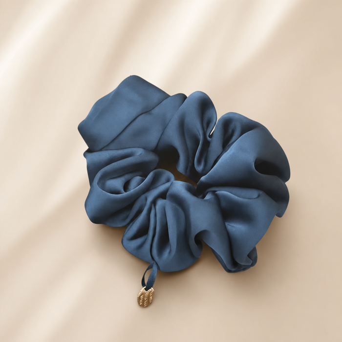 Satin Scrunchie Black von vefash – Scrunchies, Nahaufnahme 5