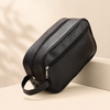 Voyage Grooming Bag in Schwarz – Lifestyle Haarstyling Aufnahme | Vefash