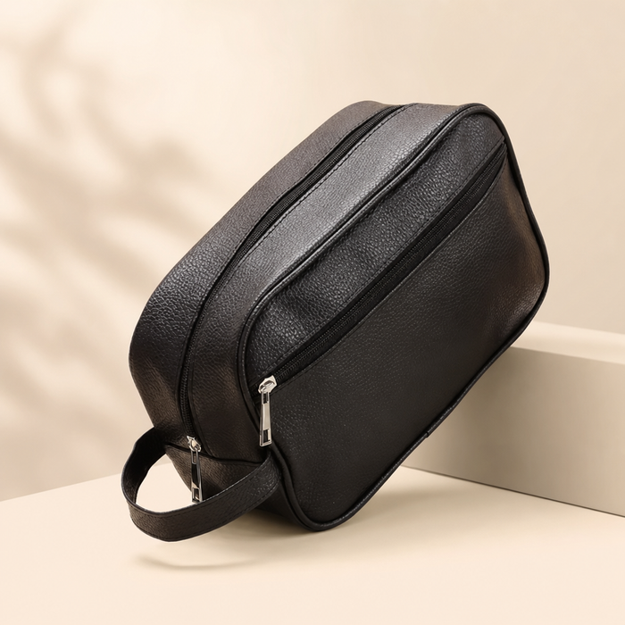 Voyage Grooming Bag in Schwarz – Lifestyle Haarstyling Aufnahme | Vefash