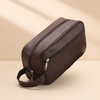 Voyage Grooming Bag in Braun – Detailansicht Nahaufnahme | Vefash