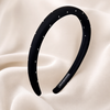 Mignon Statement Headband in Schwarz – Seitenansicht getragen im Haar | Vefash
