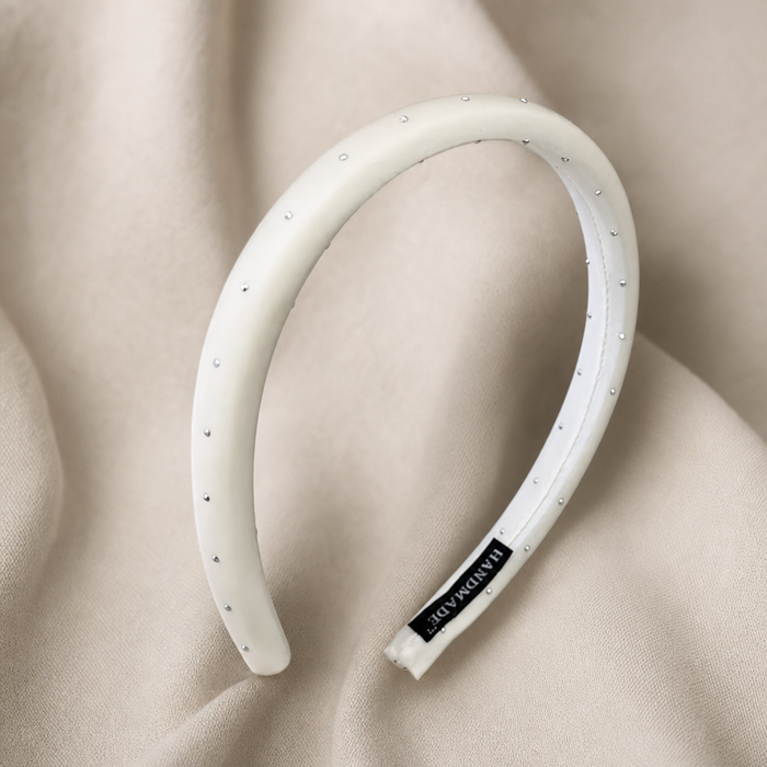Mignon Statement Headband in Beige – Lifestyle Haarstyling Aufnahme | Vefash