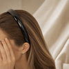 Cuir Leather Headband in Schwarz – Seitenansicht getragen im Haar | Vefash