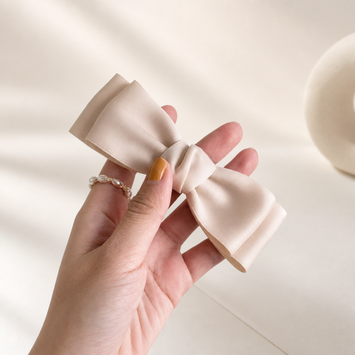 Pastel Bow Spring Clip in Beige – Detailansicht Nahaufnahme | Vefash