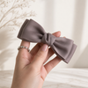 Pastel Bow Spring Clip in Graulila – Seitenansicht getragen im Haar | Vefash