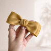 Pastel Bow Spring Clip in Gelb – Lifestyle Haarstyling Aufnahme | Vefash