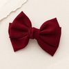 Maison Bow Hairpin in Weinrot – Lifestyle Haarstyling Aufnahme | Vefash