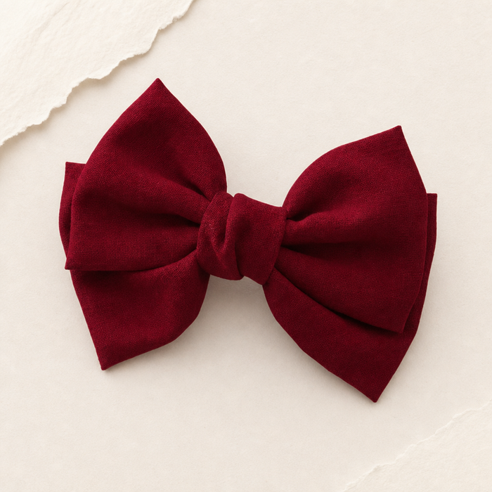 Maison Bow Hairpin in Weinrot – Lifestyle Haarstyling Aufnahme | Vefash