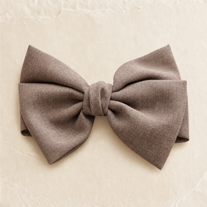 Maison Bow Hairpin in Braun – Flat Lay Produktfoto | Vefash
