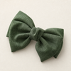 Maison Bow Hairpin in Grün – Lifestyle Eleganz-Aufnahme | Vefash