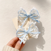 Dentelle Bow Hair Clip Set in Hellblau – Seitenansicht getragen im Haar | Vefash