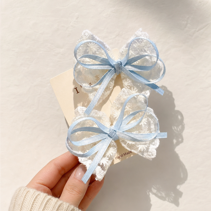 Dentelle Bow Hair Clip Set in Hellblau – Seitenansicht getragen im Haar | Vefash