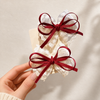 Dentelle Bow Hair Clip Set in Weinrot – Lifestyle Haarstyling Aufnahme | Vefash
