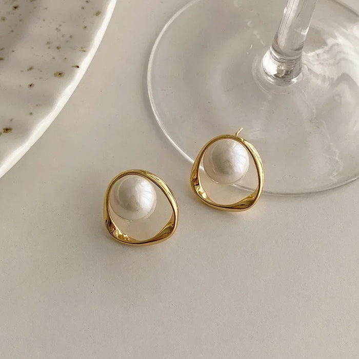 Goldene Perlen Ohrstecker – Vintage Design