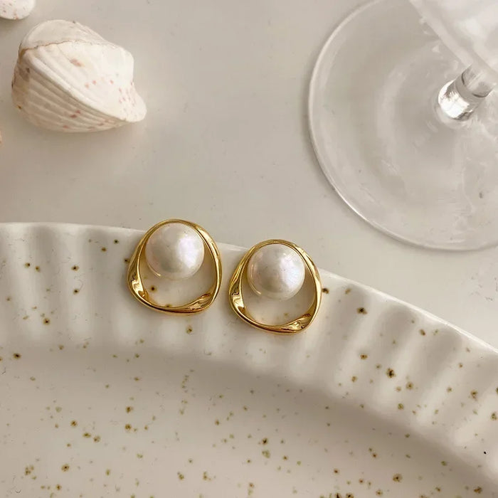 Goldene Perlen Ohrstecker – Vintage Design